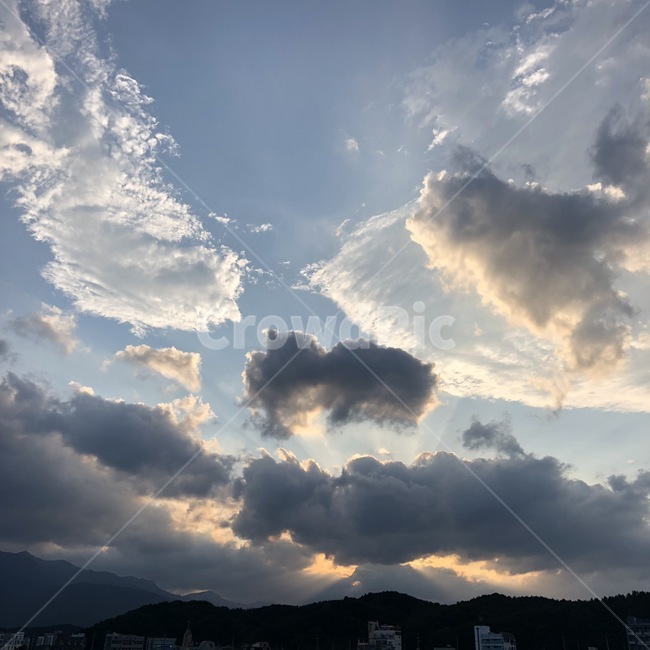 노을,구름,역광,태양,하늘,저녁,속초,바다,뭉게구름,새털구름,등대,황혼,sunset,cloud,sun,sky,풍경