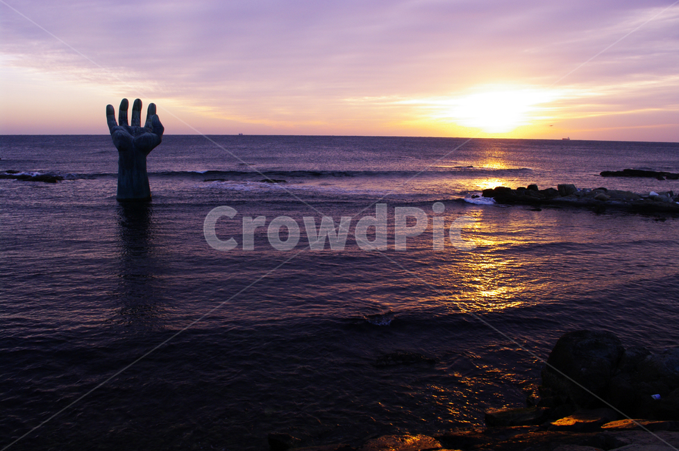 바다,하늘,구름,풍경,해맞이,일출,sunrise,호미곶,상생의손,랜드마크,landmark,랜드마크,landmark,tourist attraction,한국랜드마크,한국관광지,한국명소,korea landmark,korea tourist attraction,조각상,동상,석상,조형물,statue,bronze statue,stone statue
