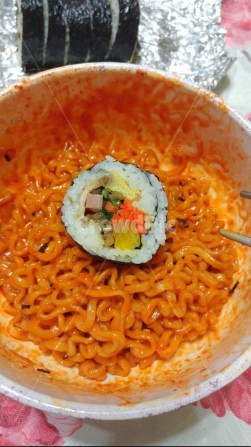 김밥,라면,식사,분식,음식,일살,불닭볶음면,치즈불닭볶음면,매운라면,음식,식재료,요리,food,cook,meal,dishes,food reserves,면류,면요리,noodles