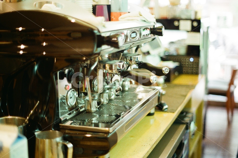카페,커피머신,커피,에스프레소,필름사진,cafe,coffee,coffeemachine,espresso,espressomachine,바리스타,barista,일터,workplace,커피추출,필름,감성사진,필름카메라,filmphotography,film,filmcamera,무보정,커피,카페,coffee,cafe,감성,sensible,feeling