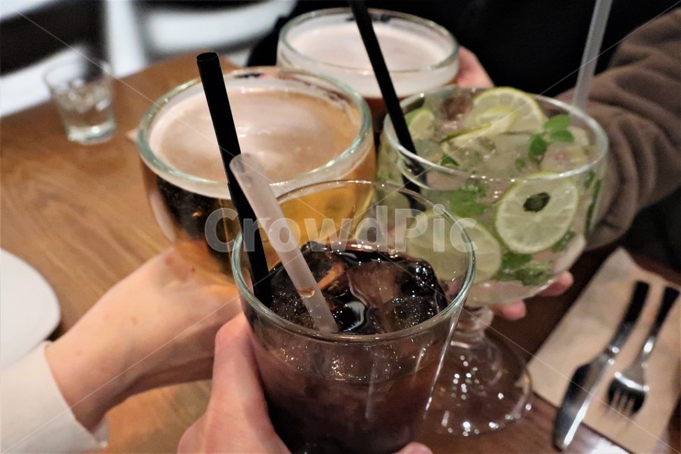 맥주,탄산,음료,모히또,칵테일,음료수,빨대,건배,회식,단합