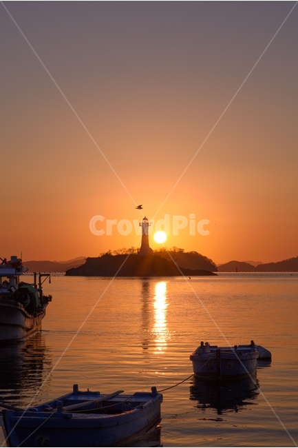 새해,일출,바다,등대,석양,태양,등대,lighthouse,산업,industry,industrial,어업,fishery,fishing industry,watercraft,선박,transportation,교통,vehicle,차량,boat,보트,outdoors,옥외