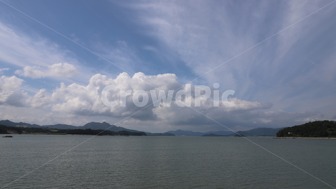nature,자연,land,땅,water,물,ocean,대양,sea,바다,shoreline,해안선,weather,날씨,cloud,구름,sky,하늘,cumulus,적운