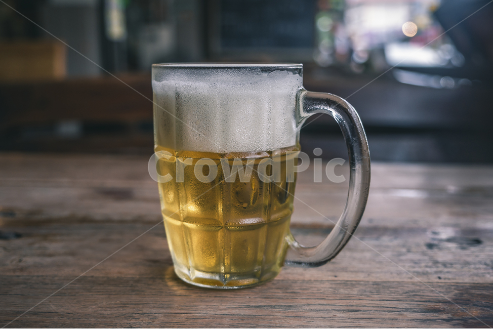 맥주,글라스,컵,알콜,술,시원한,맥주거품,거품,황금색,나무테이블,맥주한잔,술,주류,alcohol