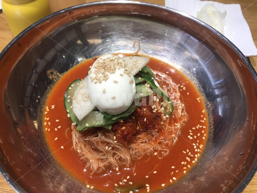 회냉면,비빔냉면,냉면,egg,계란,food,식품,오이절임,음식,식재료,요리,food,cook,meal,dishes,food reserves,면류,면요리,noodles