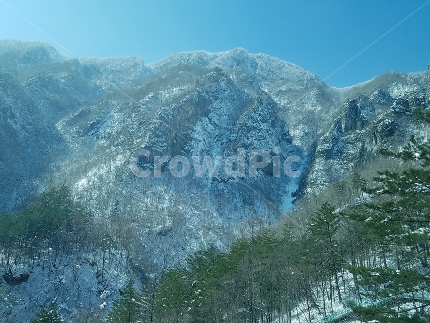 outdoors,nature,자연,mountain,설산,산,산맥,식물,plant,나무,tree,겨울,겨울,계절,winter,season,자연,풍경,nature,landscape,옥외,mountain range,peak,피크