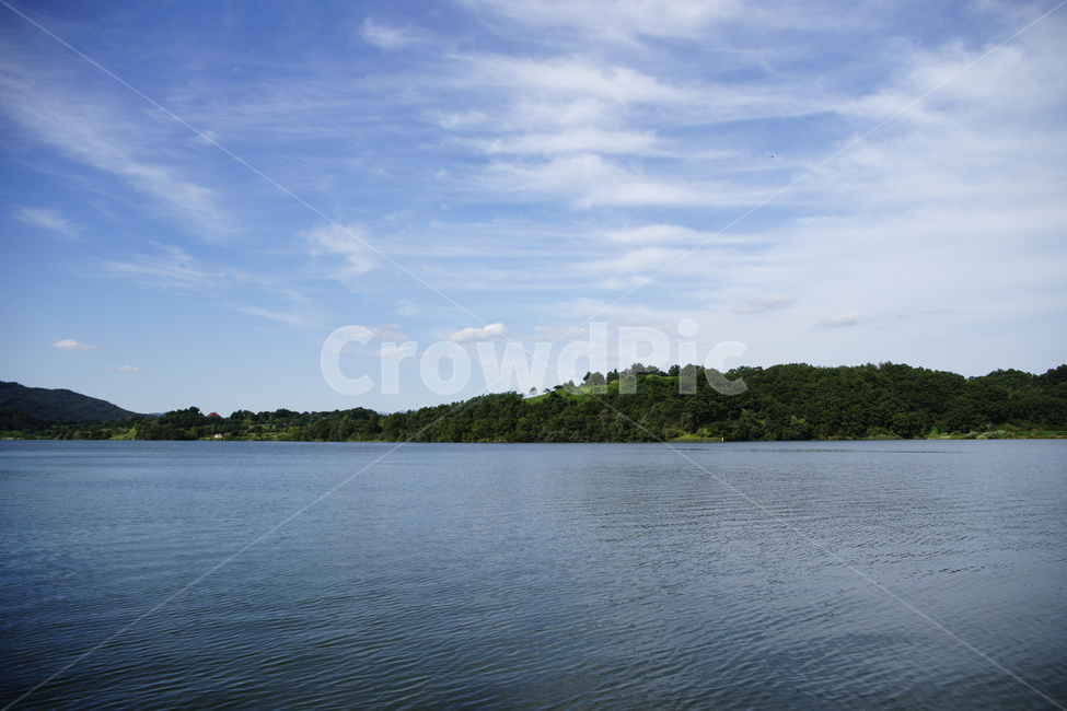 water,물,nature,자연,outdoors,옥외,reservoir,저수지,남한강,충주,하늘,구름,맑은날,밝은날,여름,강변,파랑,탄금대,중앙탑공원,숲,언덕,산,충북