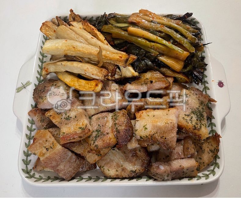 pork,pig,rice thief,pork belly,Korean food,ingredients,cooking,mushroom,roast,koreanfood,Korean cuisine,cook,Grilled king oyster mushrooms,Korean,food,meal,King oyster mushroom,dish,meat,mukbang,green onion kimchi,Grilled green onion kimchi