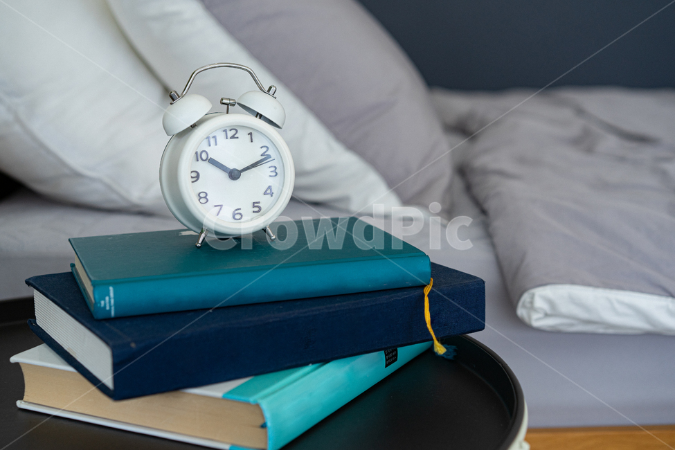 시계,탁상시계,알람시계,시간,clock,침대,아침,기상,사물,물건,오브젝트,thing,object,matter
