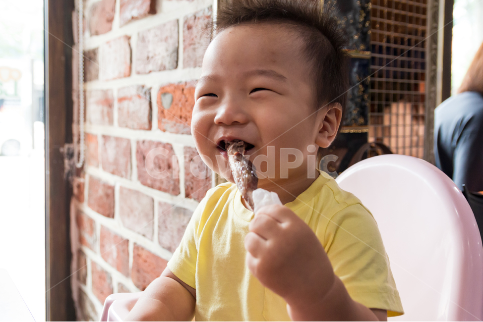 아기,남자아기,외식,양갈비,숄더랙,양고기,얼굴,귀여운,작은,남자,사내,어린이,어린,꼬마,꼬맹이,맛있는,배고픈,갈비,고기,육류,표정,웃음,사람,인간,애기,아이,유아,아동,음식,식사,사랑스런,육아,사람,인물,인간,human,person,어린이,어린아이,child,children,kid
