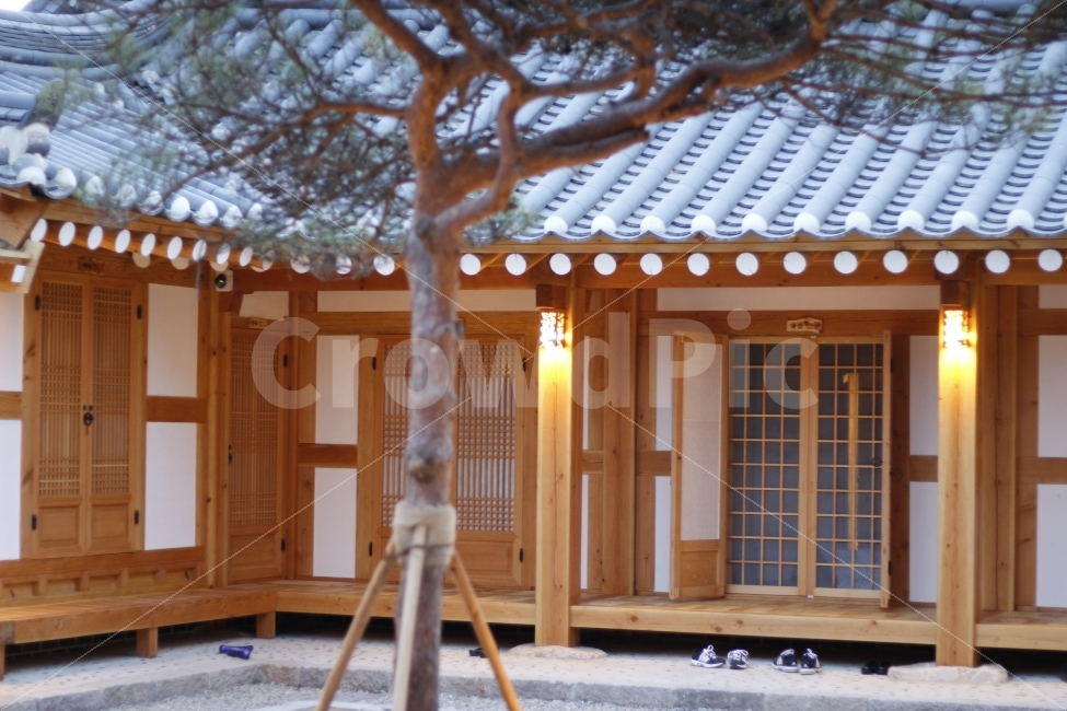 경주,한옥,조명,처마,기와,전통가옥,홈스테이,펜션,숙박,대문,전통,고풍,생활,나무,원목,라이프,황색,브라운색,장식,문고리,손잡이,건축,클로즈업,그림자,빛,조용,서울,북촌,북촌마을,한국전통,한국문화,koreantraditionalkoreanculture,한국전통,한국문화,korean traditional,korean culture