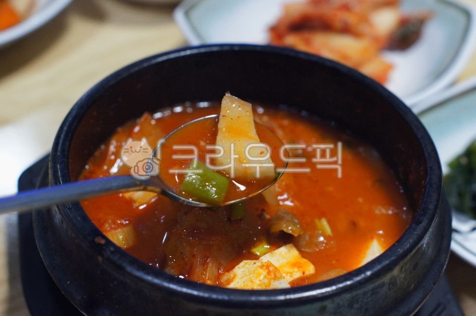 porkstew,kimchi soup,Kimchi hot pot,kimchistew,meatstew,spicystew,kimchijjigae,Pork Kimchi Stew,food