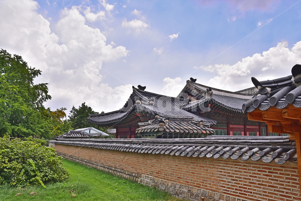 sights,brick wall,ancientpalace,pattern,house,building,cloud,sunny day,Gyeongbokgung,gyeongbokgungpalace,palace,sky,Palace,korean,structure,seoul,Joseon Dynasty,traditional,Clear and clear,background,Dancheong,old palace,Korean tradition
