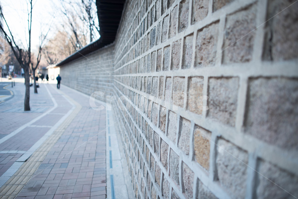 wall,벽,human,인간,person,사람,brick,벽돌,walkway,보도,path,통로,덕수궁돌담길,덕수궁,돌담길