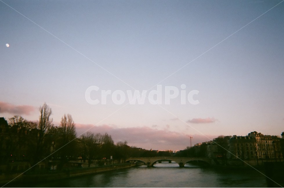 파리,다리,달,나무,노을,강가,유럽,아날로그,해질녘,해외,세계,프랑스,하늘,paris,sunset,dusk,sky,sundown,world,europe,oversea,bridge,river,moon