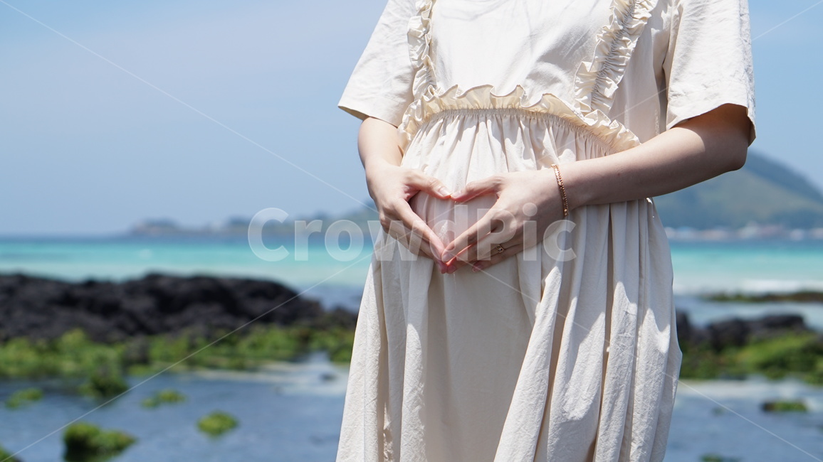 만삭,여자앞모습,태교,임신,육아,의복,의류,clothing,바다,애메랄드,하트,여자,원피스,제주도,협재,협재해수욕장,사람,인물,인간,human,person,여성,여자,woman,female,lady