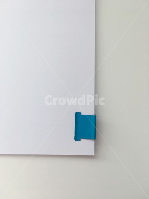 클립,슬라이드,파랑,종이,페이퍼,clip,slideclip,blue,paper,집다,고정하다,fixed,devices,fasteningdevices,stationery,구성,연출,여백,공간,비어있는,하얀,white