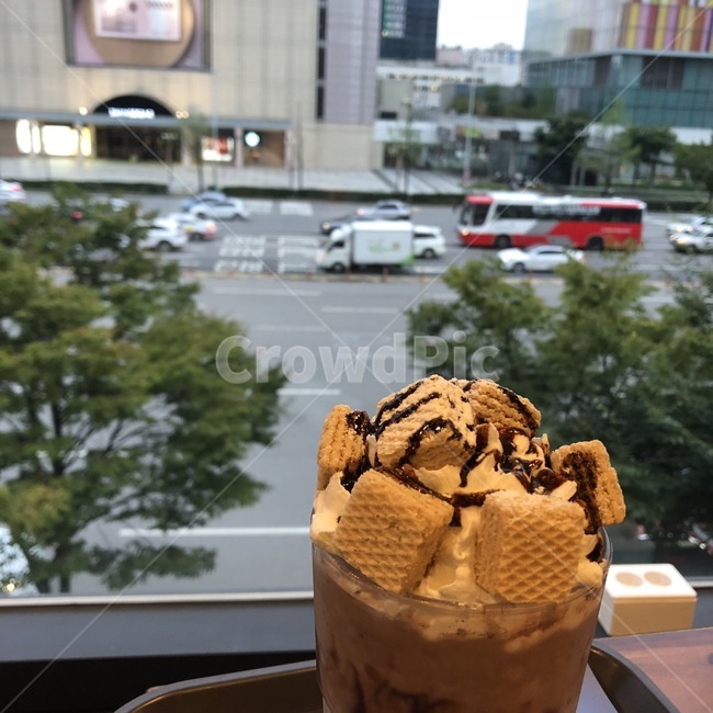 카페,음료,휘핑크림,아이스음료,2층카페,창가자리,커피,카페,coffee,cafe