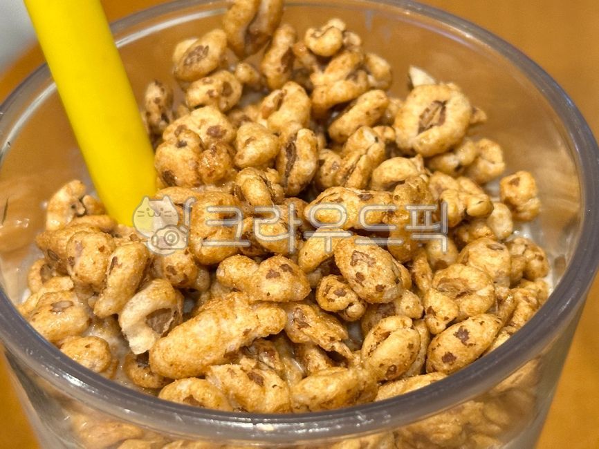조리퐁,조리퐁라떼,시리얼라떼,단음료,카페,플레인퐁크러쉬,조리퐁쉐이크,쉐이크,빨대