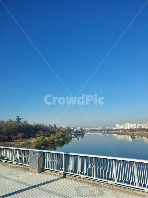 하늘,유원지,공원,park,가을,파란색,배경화면,바탕화면,난간,handrail