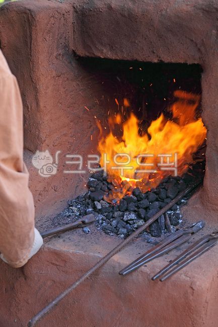 대장간,대장장이,불,불꽃,용광로,가마,담금질,쇠,철,금속,기구,철기구,쇠붙이,전통,한국,한국전통,민속,가공,세공,산업,연장,노동,제조,제조업,작업,단조,단조작업,주물,공구,석탄,연료,뜨거운,열기,불가마,화로,화덕