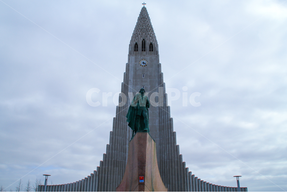 아이슬란드,할그림스키르캬,성당,레이캬비크,레이캬빅,hallgrimskirkja,reykjavik,교회,루터교,유럽,대표,수도,여행지,관광지,관광명소,종교,종교시설,전망대,높은,건축물,건물,독특한,특이한,유명한,하늘,타워,시계탑,시계,동상,기독교,랜드마크,랜드마크,landmark,tourist attraction,해외,외국,세계,foreign,oversea,world,세계랜드마크,해외랜드마크,외국랜드마크,world landmark,world tourist attraction,조각상,동상,석상,조형물,statue,bronze statue,stone statue,종교,신앙,religion,belief,faith,건축물,건물외관,exterior,building,structure,architecture,construction,tower,탑,clock tower