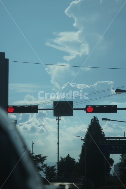신호등,구름,하늘색,도시,도로,sky,skyblue,cloud,맑음,날씨,weather,sunny,감성,sensible,feeling,교통,교통수단,traffic,transportation,light,빛