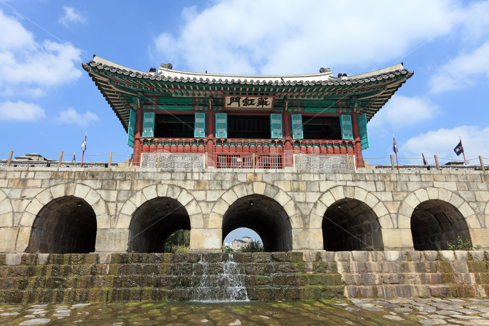 화홍문,수원화성,수원성,수원,화성,문화재,사적,풍경,성,누각,망루,정자,문,건물,건축,건축물,전통건축,전통건축물,수문,물,개천,하천,유적,유적지,성곽,명소,하늘,구름,유네스코,세계문화유산,문화유산,세계유산,고건축,조선,조선시대,관광지,문화,역사,수원시,경기도,한국,한국전통,한국문화,korean traditional,korean culture,랜드마크,landmark,tourist attraction,한국랜드마크,한국관광지,한국명소,korea landmark,korea tourist attraction,건축물,건물외관,exterior,building,structure,architecture,construction