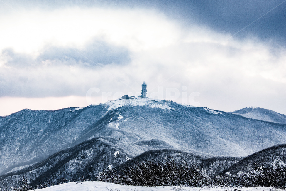 산,자연,소백산,겨울,산봉우리눈,설산,겨울,계절,winter,season,자연,풍경,nature,landscape,한국자연풍경,한국자연경관,korea nature landscape,outdoors,옥외,mountain,building,건물