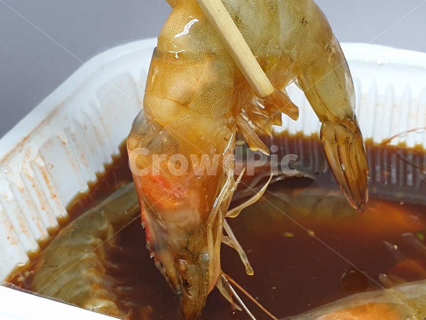 새우,간장새우,용기,플라스틱용기,간장,음식,안주,술안주,food,반찬,레시피,recipe,shrimp,prawn,해산물,수산물,시푸드,씨푸드,seafood,사물,오브젝트,object,ganjang,soysauce,soysauceshrimp,맛있는,맛있다,sealife,해양생물,dish,요리,젓가락,나무젓가락,hand,finger,chopsticks,woodenchopsticks