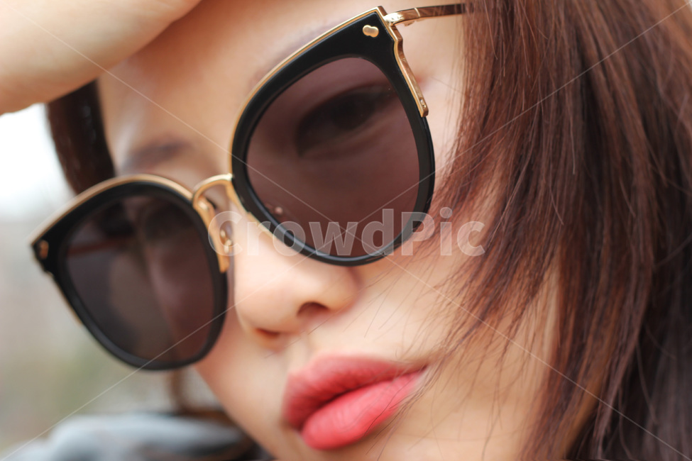 옆모습,선글라스,모델,패션,얼굴,여름,사람,인물,인간,human,person,얼굴표정,facial expression,face,여성,여자,woman,female,lady,패션스타일,의상,fashion,style