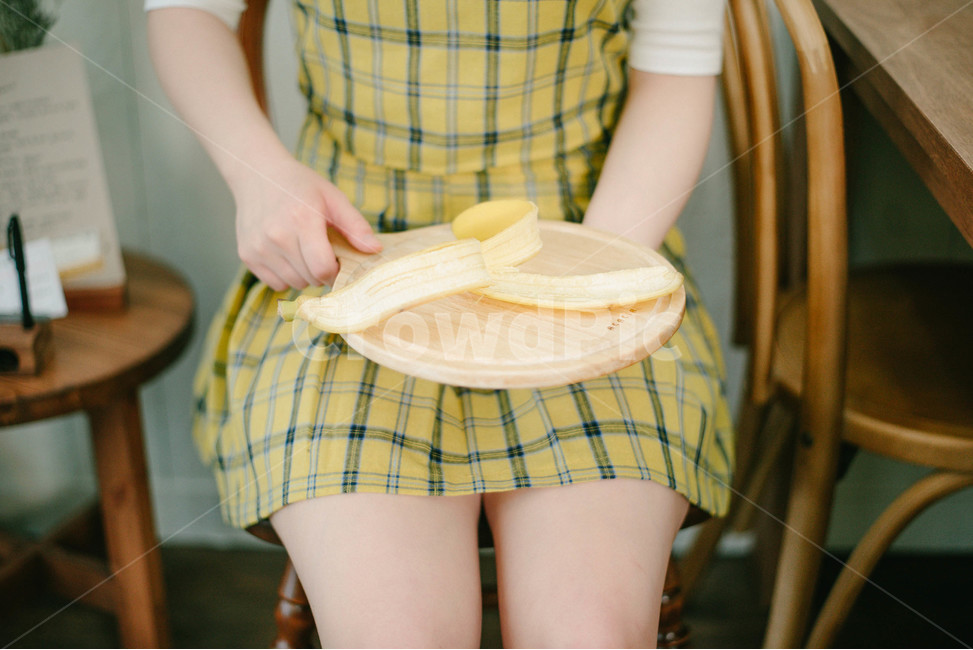 바나나,노랑,yellow,banana,손,원피스,노란색,노랑색,컨셉,concept,과일,열매,열대과일,프루트,fruit,먹을것,음식,식품,신선도,디저트,cook,food,도마,나무도마,트레이,과일,열매,fruit,감성,sensible,feeling,색깔,색상,색채,색감,color sense,color sensitivity,feeling of color