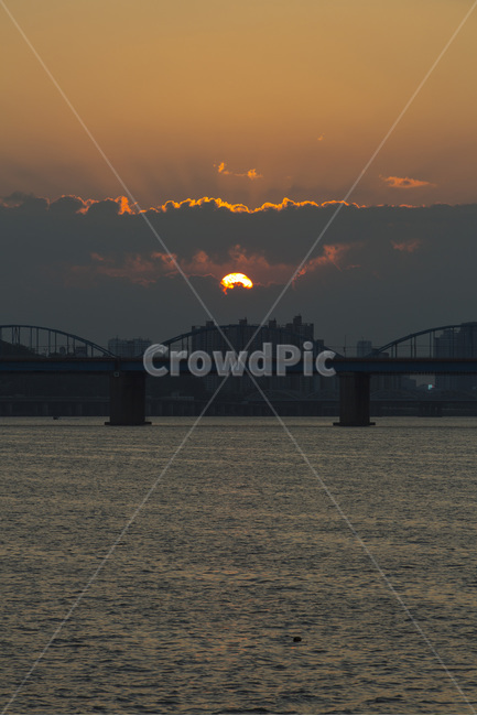 일몰,반포대교,야경,풍경,한강,해넘이,도시,풍경,city,landscape,한국도시풍경,한국도시경관,korea cityscape,dusk,황혼,dawn,새벽,sunset,sky,하늘,red sky,붉은 하늘,outdoors,옥외,nature,자연