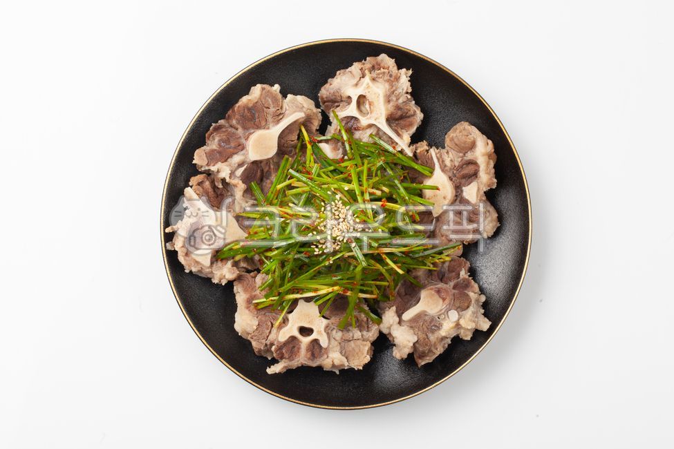 소꼬리찜,소꼬리곰탕,소꼬리고기,소꼬리뼈,사골,한우잡뼈,뼈,잡뼈,소뼈,우족,한우,소,음식,식재료,요리,육류,고기,사골재료,곰탕재료,곰탕,사골곰탕,육수,사골육,수한우사골육수,한우곰탕