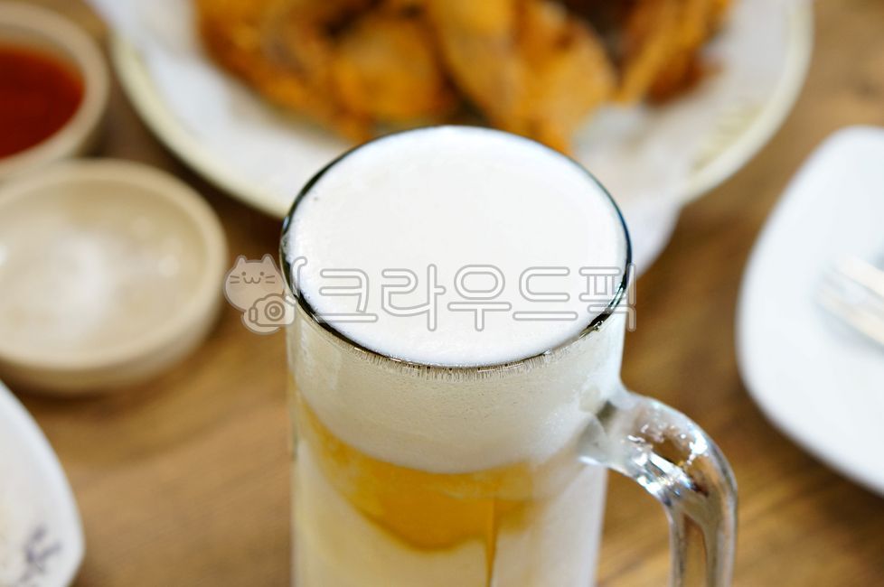 옛날통닭,국물떡볶이,통닭튀김,friedchicken,닭튀김,food,음식,닭고기,닭,튀김,바삭한,육류,고기,요리,기름진,cook,meal,dishes,foodreserves,건배,친목,얼음맥주,생맥주,후라이드,술자리,glass,유리,beer,맥주,beverage,alcohol,술,cup,컵,beerglass,맥주잔