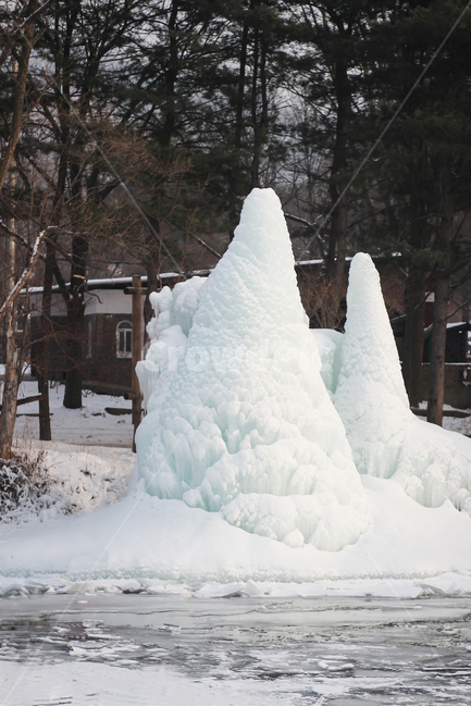 남이섬,한국,얼음,조형물,눈,물,나무,집,ice,겨울,winter,cold,snow,겨울,계절,winter,season,조각상,동상,석상,조형물,statue,bronze statue,stone statue