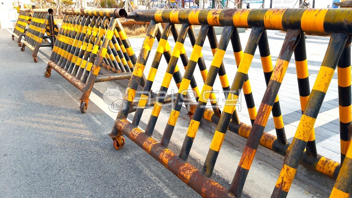 barricade,In front of police station,In front of military base,stop,parking enforcement,Drinking control
