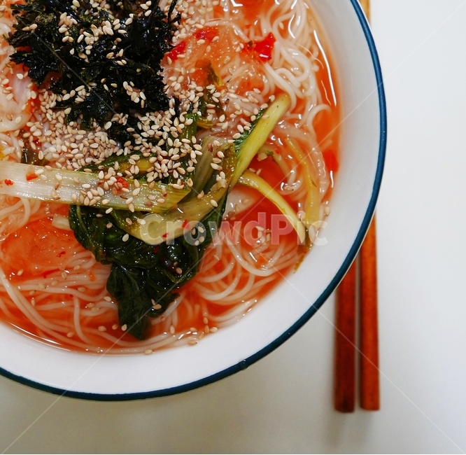 김치말이국수,김치국수,물국수,국수,김치말이,김치국물,한그릇,맛있다,국물,시원한,맛있는,그릇,대접,김,김가루,깨소금,고추가루,김치,양념,젓가락,나무젓가락,군침,여름,간식,한식,가정식,어머니표,엄마표,먹음직스럽다,음식,생활,식탁,홈메이드,음식,식재료,요리,food,cook,meal,dishes,food reserves,면류,면요리,noodles
