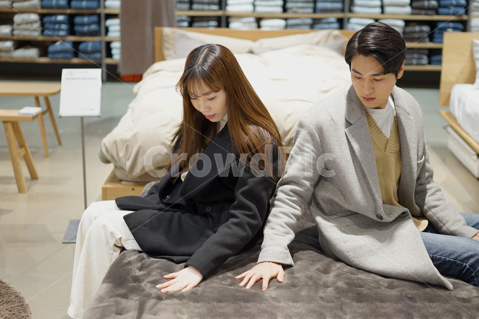쇼핑,연인,커플,신혼부부,매장,부부,남녀,shopping,백화점,아울렛,침대,매트리스,사람,인물,인간,human,person,연인,커플,사랑,lover,couple,쇼핑,shopping