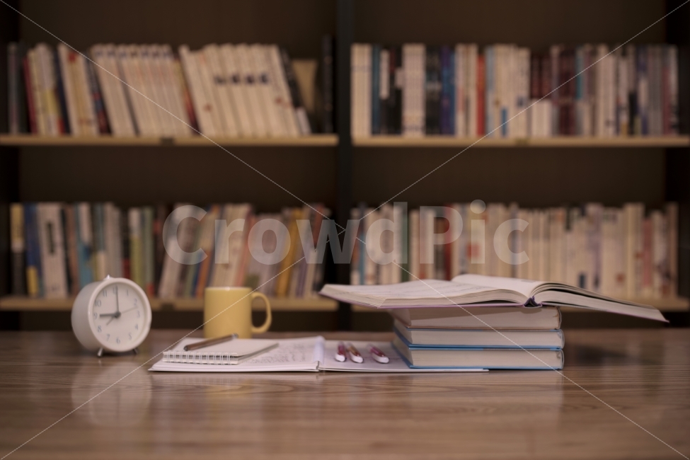 독서,공부,학습,서적,책,테이블,의자,책상,교육,생활,컵,커피,실내,펼친,연필,펜,책장,책읽기,도서관,휴식,원목,노트북,공책,시계,탁상시계,자명종,원목책상,배경,조용,정숙,아웃포커싱,배경흐림,카페,book,도서,하드커버,학문,지식,교양,공간,읽기,문학,학교,비즈니스,사업,business,service,work,교육,학교,공부,education,learning,study,school,연출,컨셉,콘셉,direction,concept
