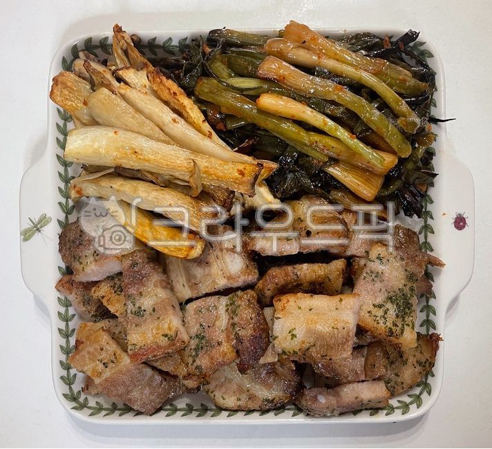 pork,pig,rice thief,pork belly,Korean food,ingredients,cooking,mushroom,roast,koreanfood,Korean cuisine,cook,Grilled king oyster mushrooms,Korean,food,meal,King oyster mushroom,dish,meat,mukbang,green onion kimchi,Grilled green onion kimchi