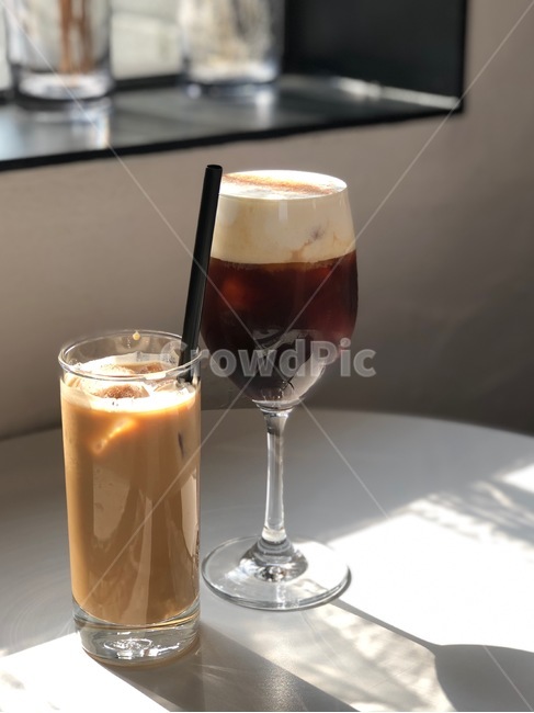 커피,햇살,아인슈페너,여유로움,아이스커피,그림자,따사로움,coffee,sunny,chilling,카페