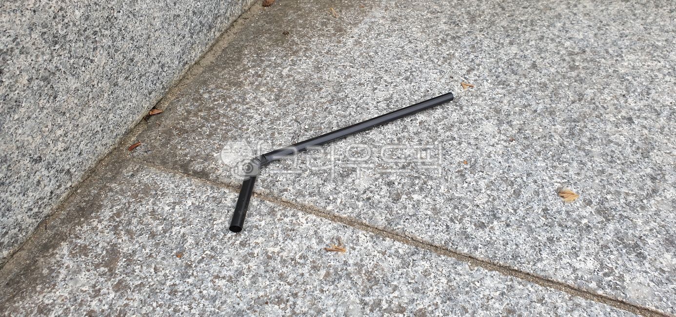 discard,throwout,throw away,stairs,Neglect,disposal,scrap,dump,rubbish,disuse,abandoned,neglect,waste,litter,garbage,straw,trash,neglected,plastic,throwaway,abandon,junk,step,dispose