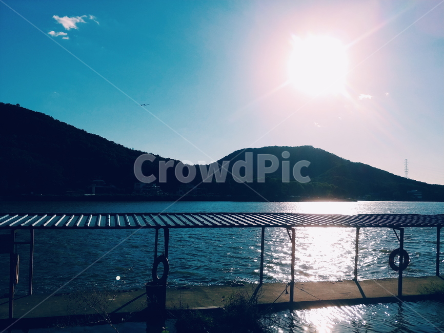 저수지,강,river,blue,tree,나무,풍경,자연,풍경,nature,landscape,handrail,난간,banister,railing,water,물,waterfront,워터 프론트,flare,플레어,light,빛