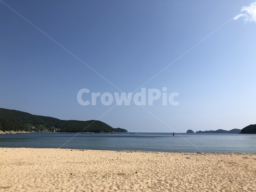 바다,해수욕장,모래밭,백사장,하늘,푸른하늘,맑은날,섬,얕은파도,잔잔한바다,sea,ocean