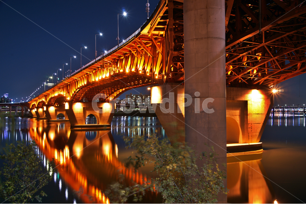한강다리,야경,한강,성수대교,교량,거버트러스교량,불빛,조명,반영,기둥,야경,밤,풍경,nightscape,night,landscape,건축물,건물외관,exterior,building,structure,architecture,construction