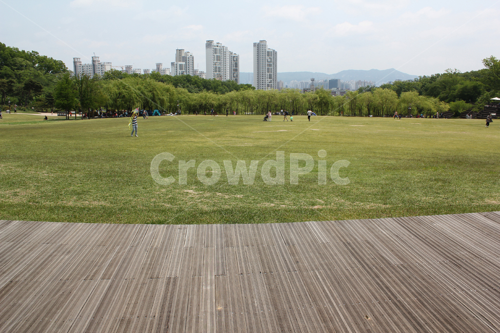 한국,서울,북서울꿈의숲,데크,나무데크,산책로,길,잔디,풀,풀밭,나무,공원,언덕,산,건물,빌딩,아파트,집,도시,도심,하늘,맑은하늘,파란하늘,구름,녹색,그린,파랑,블루,먼산,풍경,야외,실외,잔디밭,도시,풍경,city,landscape,한국도시풍경,한국도시경관,korea cityscape,grass,plant,식물