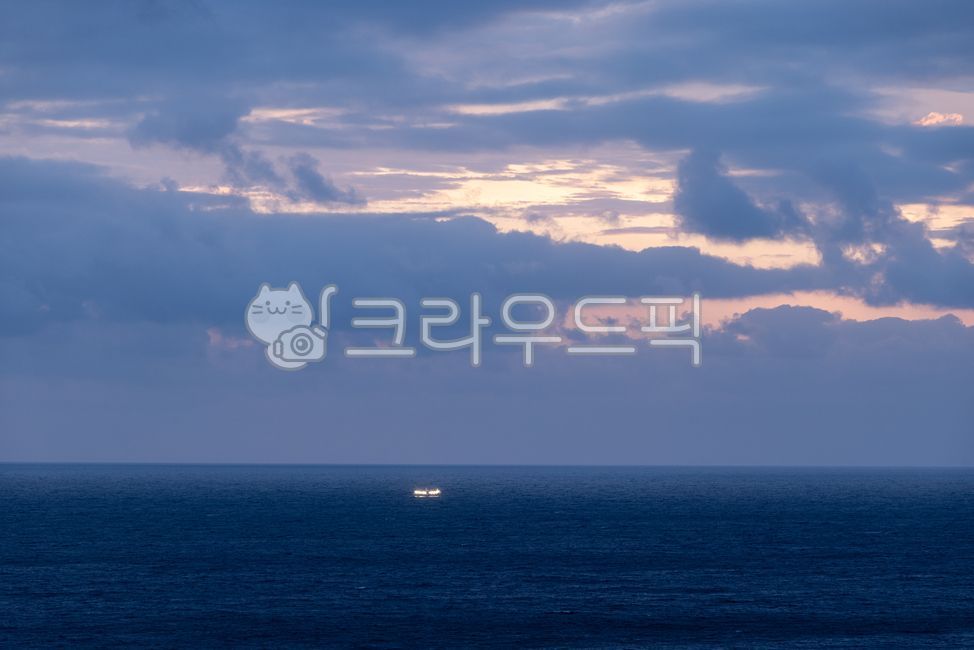 어선,배,오징어배,울릉도,동해,어업,야간작업,조업,고기잡이,동해바다,선박,오징어어획,vessle,fishing,fishingvessle