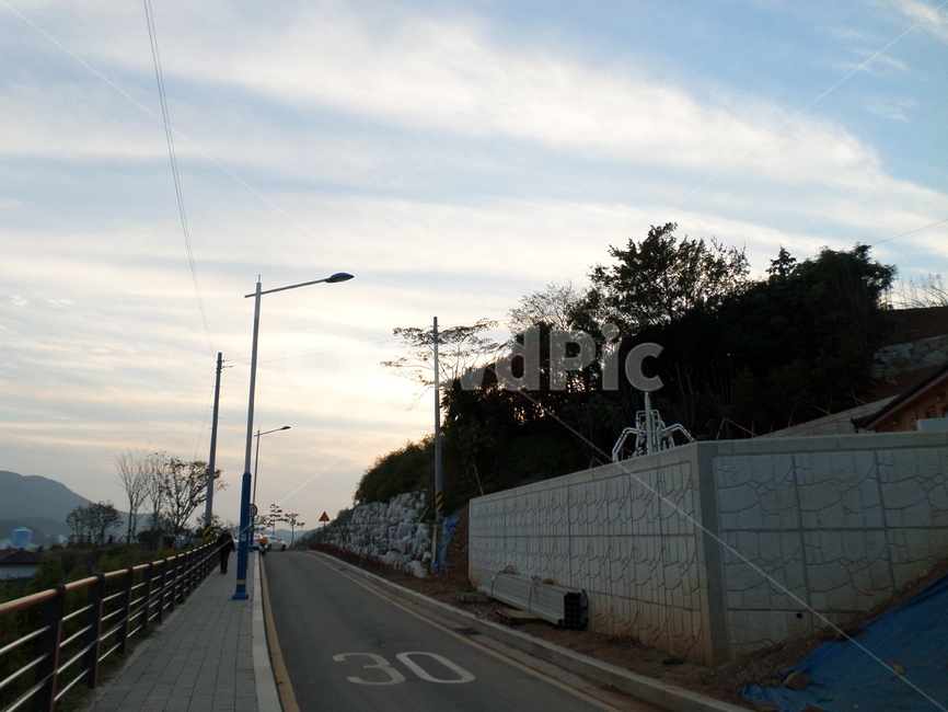 길,하늘,나무,전봇대,sky,tree,powerpole,road,도로,tarmac,타맥,asphalt,아스팔트,freeway,고속도로