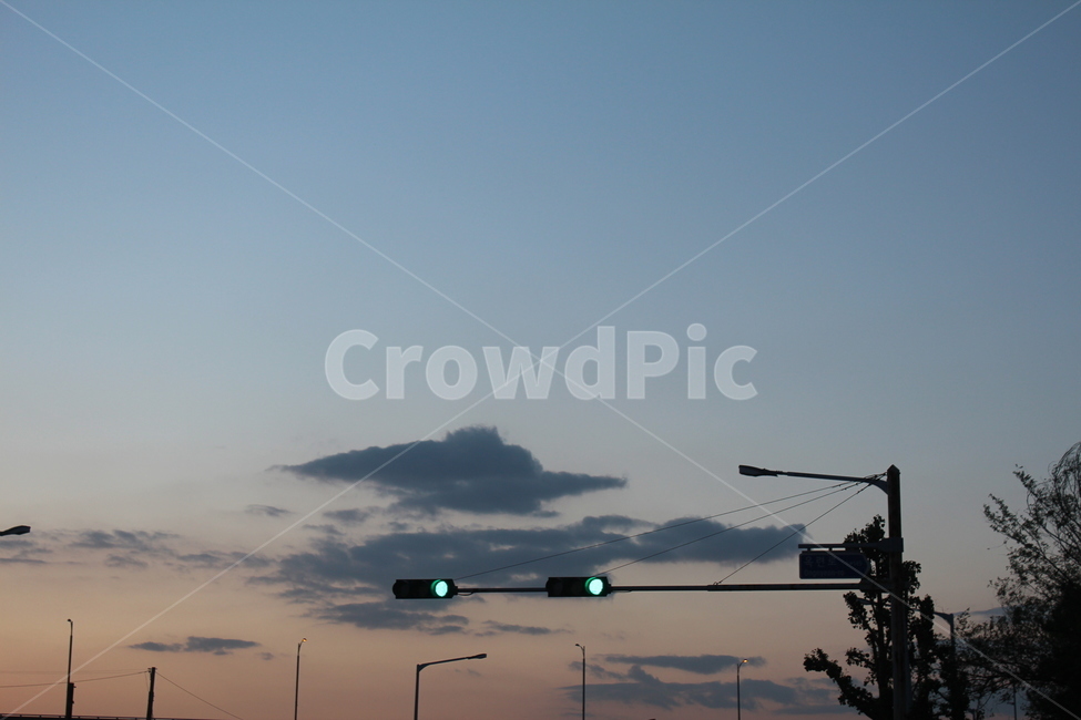 가로등,하늘,sky,하늘색,streetlamp,streetlight,노란하늘,맑은하늘,구름,cloud,초록불,표지판,나무,교통,교통수단,traffic,transportation